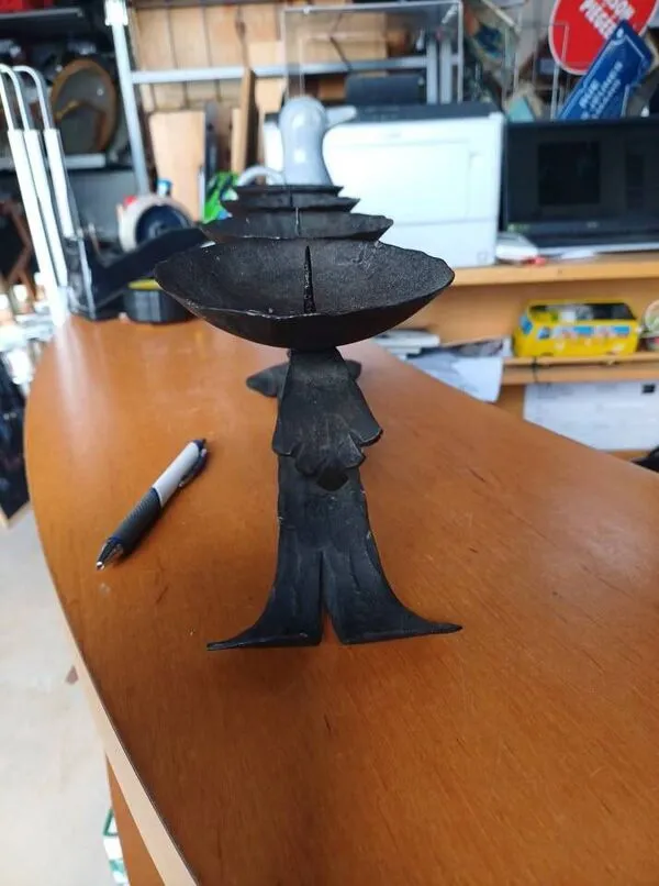 Illustration numéro 3 du produit Bougeoir 4 feux en fer forgé artisanal - Style Brutaliste