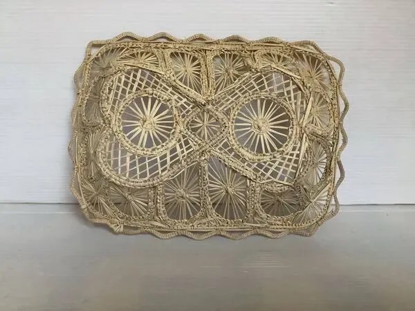 Illustration numéro 3 du produit Corbeille en paille tressée