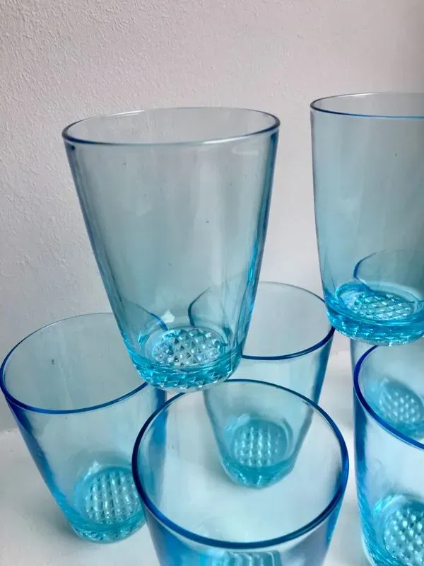 Illustration numéro 3 du produit Lot de 7 verres à eau made in france en verre bleu années 70