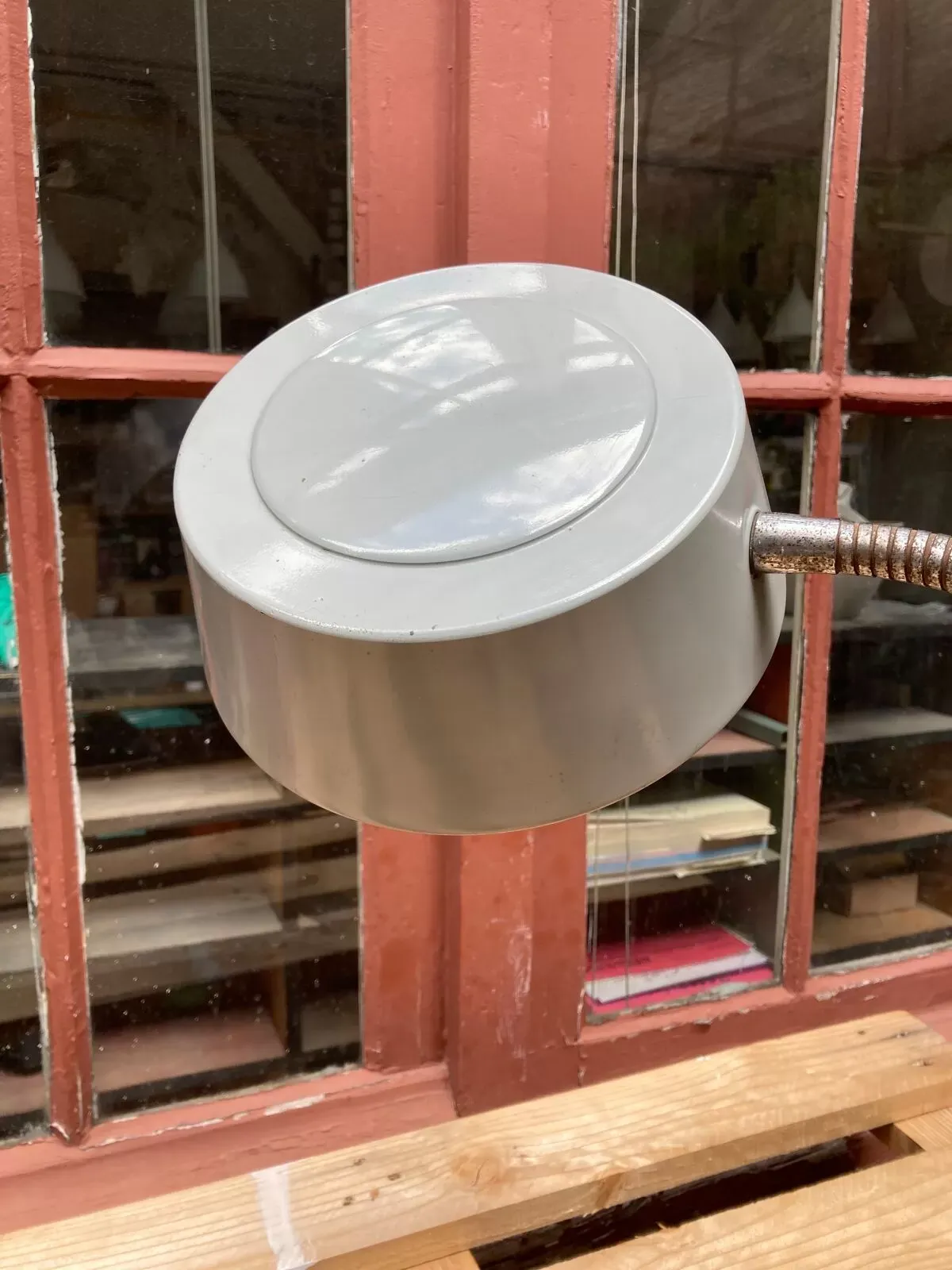 Illustration numéro 3 du produit Lampe d'atelier sur flexible métallique annelé