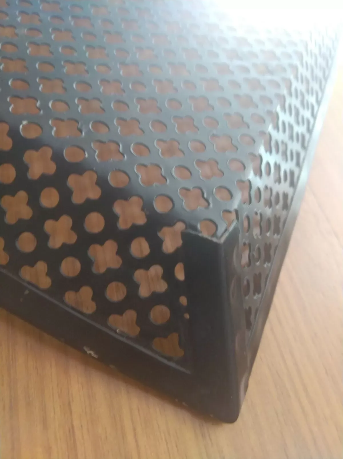 Illustration numéro 3 du produit Plateau en tôle perforée vers 1950