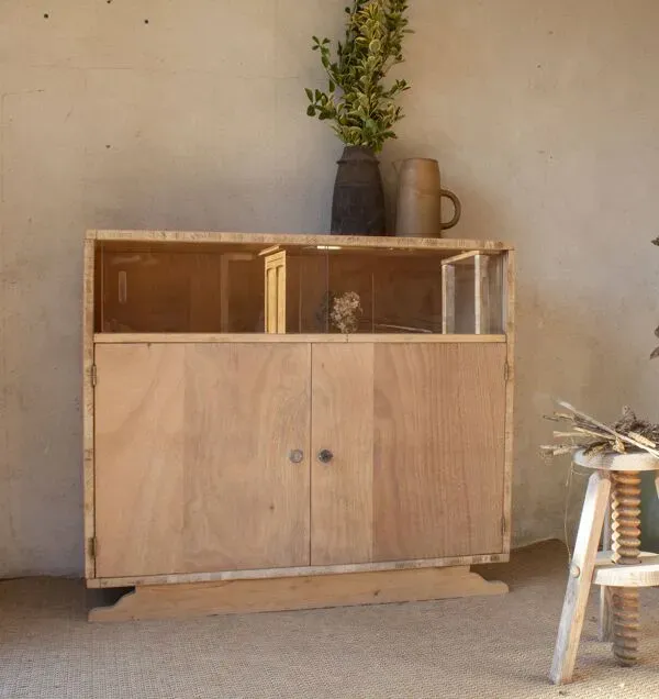 Illustration numéro 3 du produit Meuble bas buffet vitré