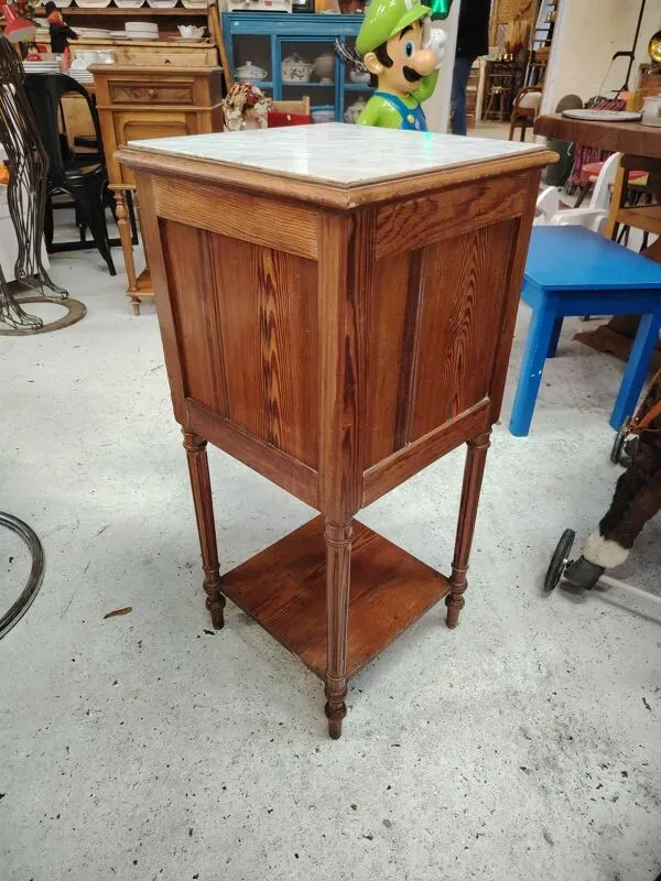 Illustration numéro 3 du produit Table de nuit ancienne en bois massif et marbre – XIXème