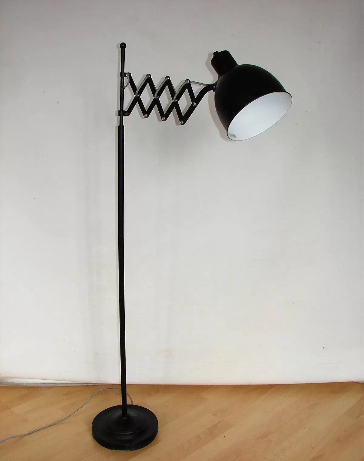 Illustration numéro 3 du produit Lampadaire style loft, années 1990