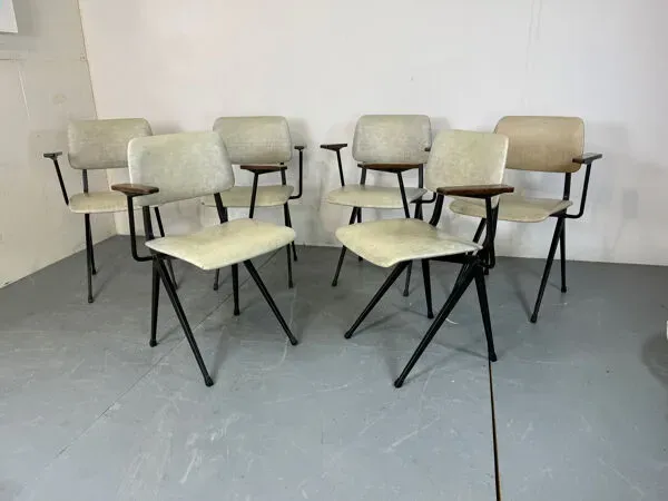 Illustration numéro 3 du produit 6 chaises industrielles en acier de style Mid-Century avec accoudoirs en bois de Marko