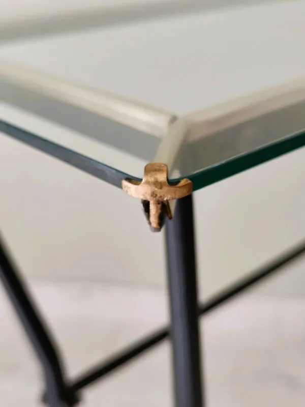 Illustration numéro 3 du produit Table d'appoint ancienne en métal et en verre