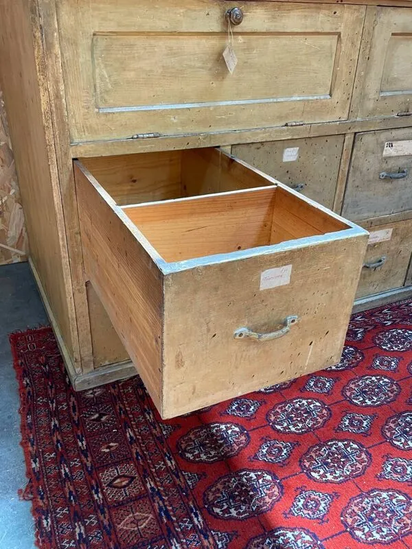 Illustration numéro 3 du produit Ancien meuble de métier