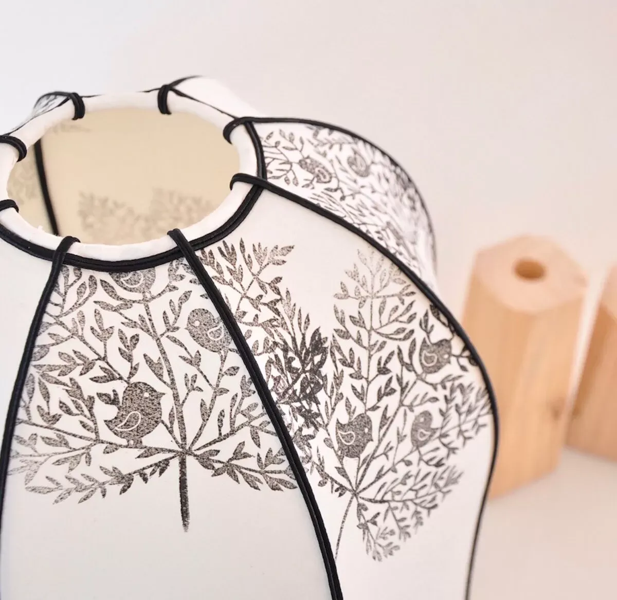 Illustration numéro 3 du produit Lampe à poser cloche cousu mains