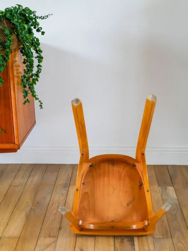 Illustration numéro 3 du produit Chaise bistrot Baumann en chêne blond et skaï rouge, 1950