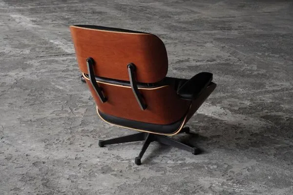 Illustration numéro 3 du produit Fauteuil Lounge par Ray & Charles Eames pour Vitra, années 2000.