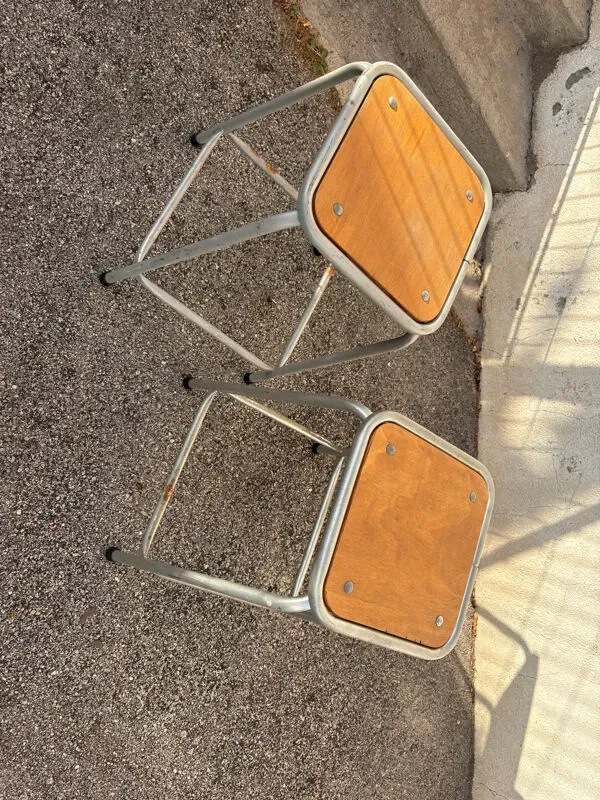 Illustration numéro 3 du produit 2 tabourets industriels en bois et métal gris