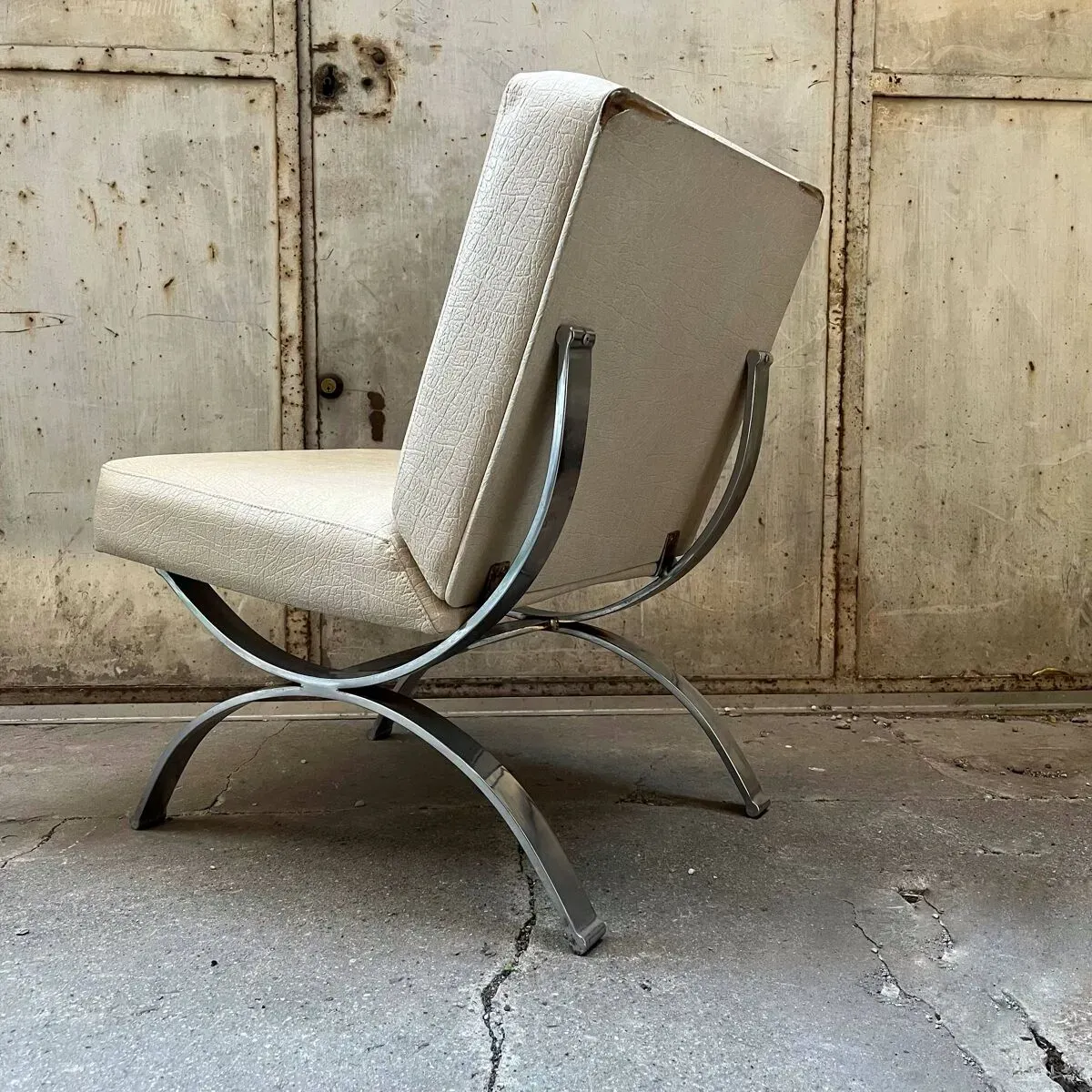 Illustration numéro 3 du produit Fauteuil design