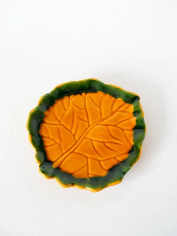 Illustration numéro 3 du produit Vide-poche en barbotine feuille jaune et vert, 1970