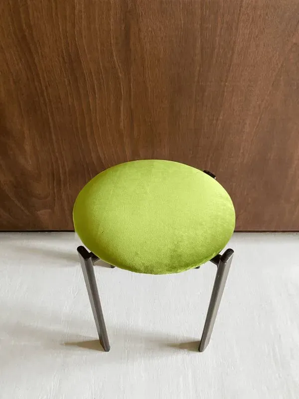 Illustration numéro 3 du produit Tabouret vintage avec assise en velours