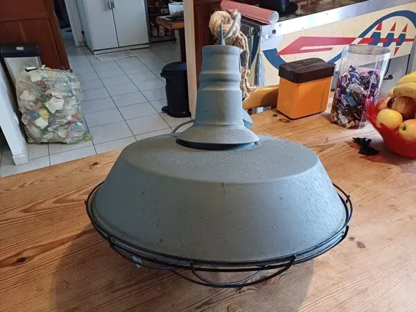 Illustration numéro 3 du produit Lampe industrielle métal gris