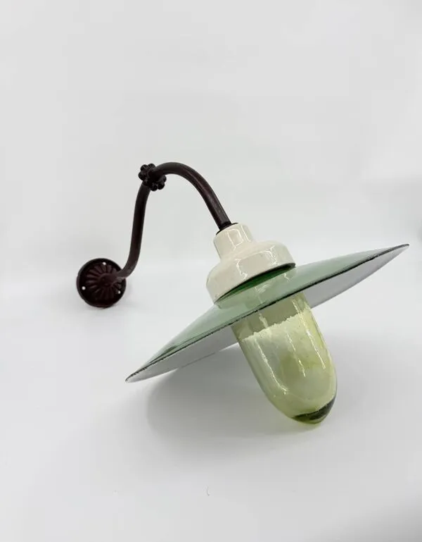 Illustration numéro 3 du produit Lampe de cour