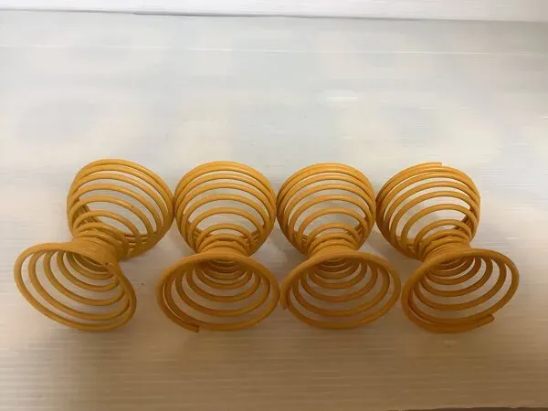 Illustration numéro 3 du produit Quatre coquetiers ressort spirale jaune