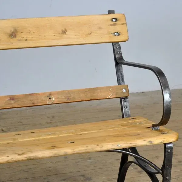 Illustration numéro 3 du produit Banc de parc en fer riveté, années 1920