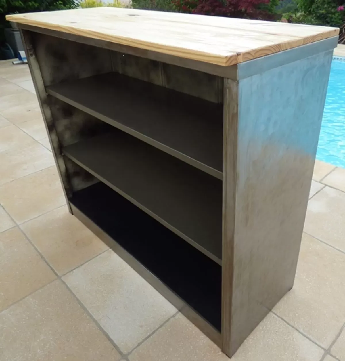 Illustration numéro 3 du produit Meuble bas industriel en métal  passe partout avec dessus bois