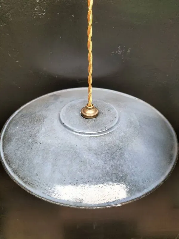 Illustration numéro 3 du produit 3 suspensions en tôles émaillées