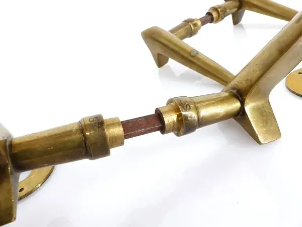 Illustration numéro 3 du produit 2 paires de poignées de porte modernistes en laiton massif 1950–1960