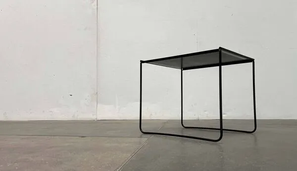 Illustration numéro 3 du produit Table d'appoint postmoderne en métal perforé Ikea, années 1980