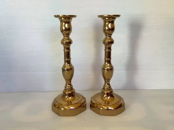 Illustration numéro 3 du produit Paire de grands bougeoirs en laiton