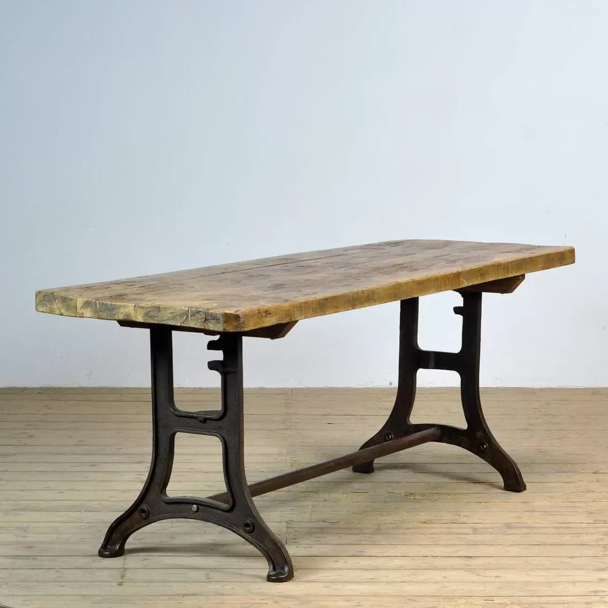 Illustration numéro 3 du produit Table Industrielle Avec Un Plateau En Vieux Pin