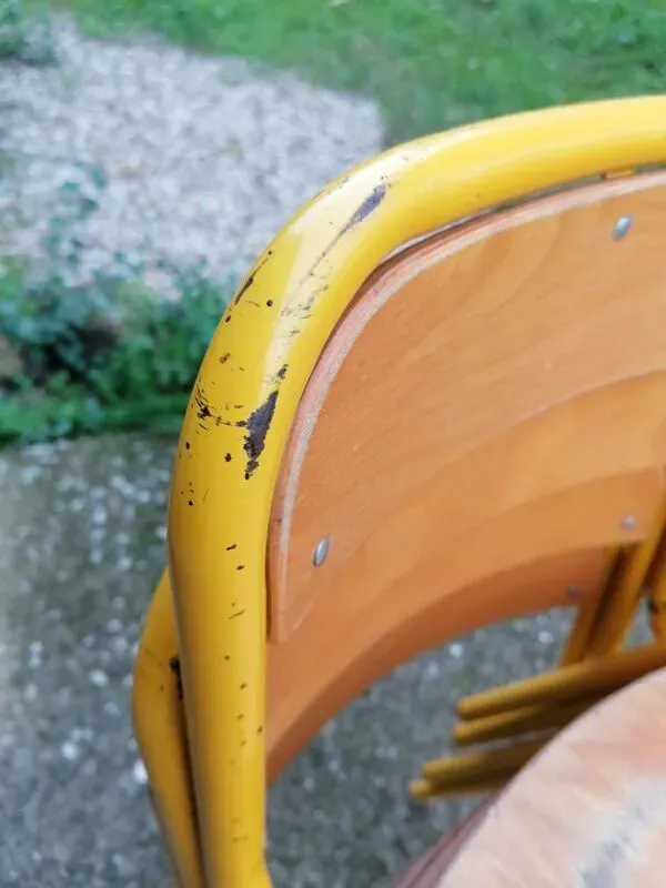 Illustration numéro 3 du produit Lot de 4 chaises d'écolier vintage