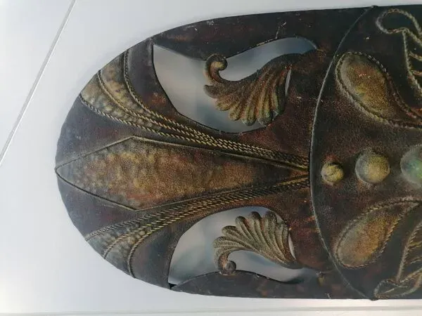 Illustration numéro 3 du produit Masque mural décoratif en métal sculpté