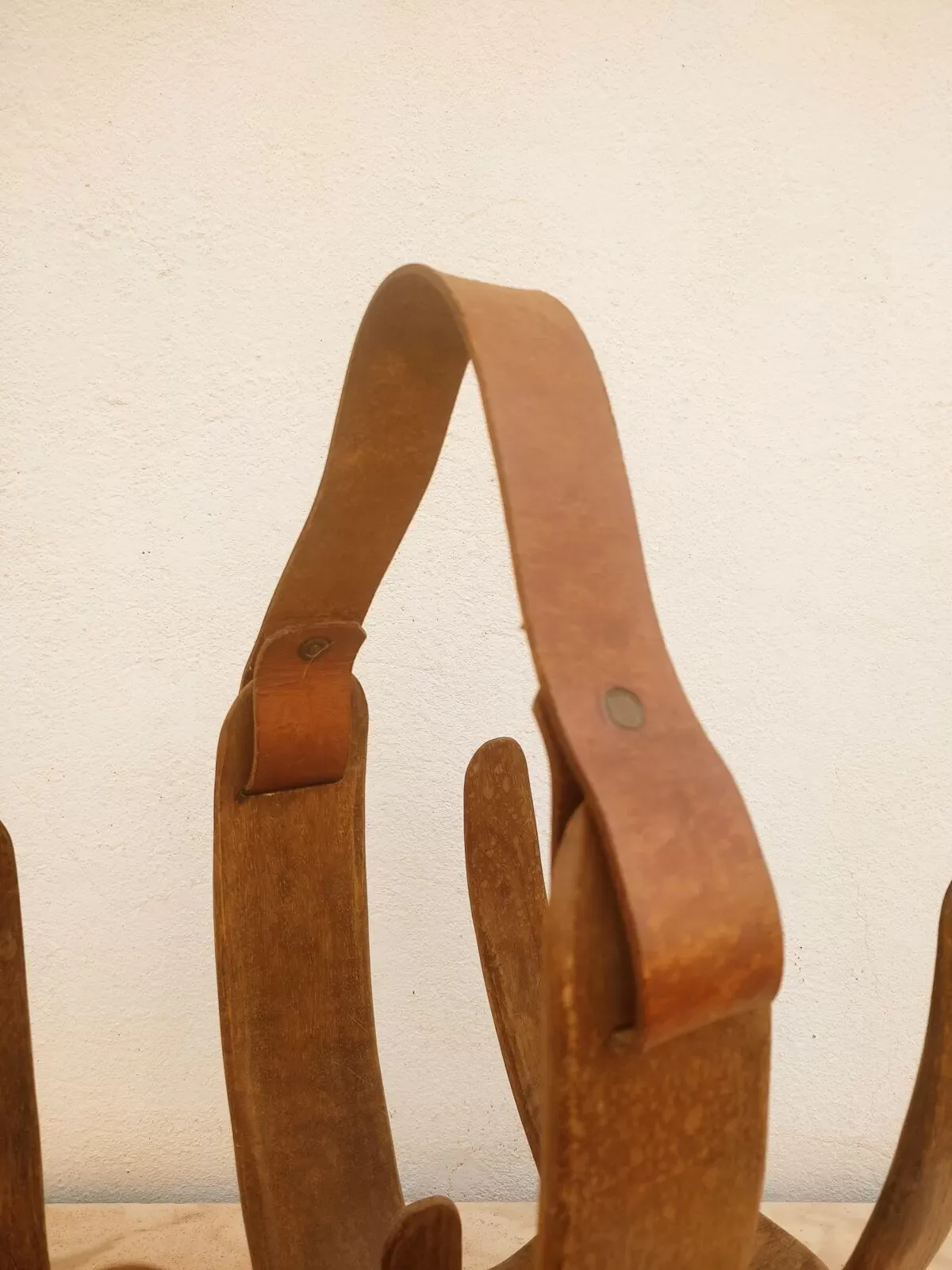 Illustration numéro 3 du produit Porte revue forme organique en bois et cuir