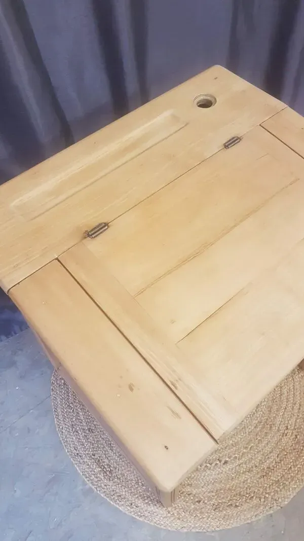 Illustration numéro 3 du produit Pupitre d'écolier années 80 en hêtre