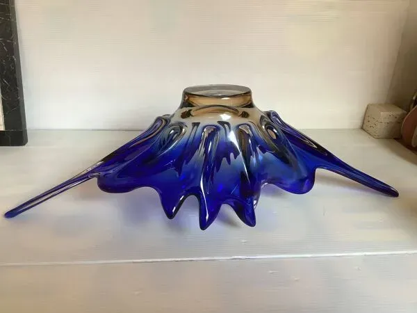 Illustration numéro 3 du produit Grande coupe bleu cobaltcentre de table