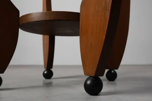 Illustration numéro 3 du produit Table d'appoint ronde en chêne de l'École d'Amsterdam, Pays-Bas, vers 1920