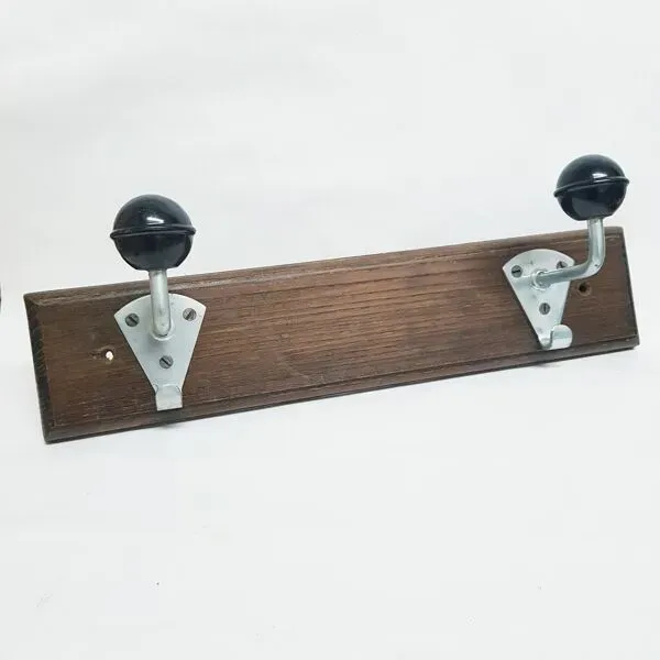 Illustration numéro 3 du produit Vieux crochets d'école en bakélite