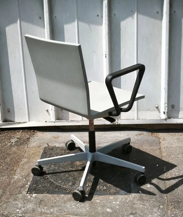 Illustration numéro 3 du produit Suite de 10 chaises 04, Vitra