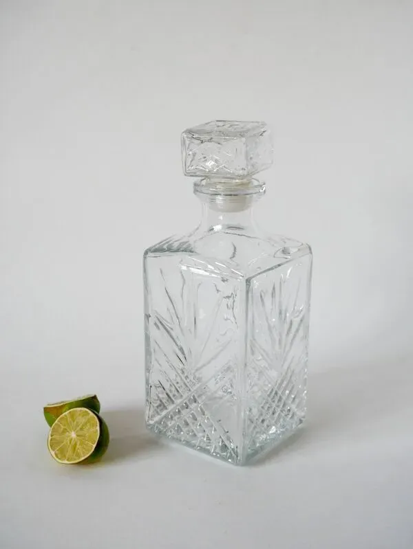 Illustration numéro 3 du produit Carafe à whisky en verre ciselé 1970