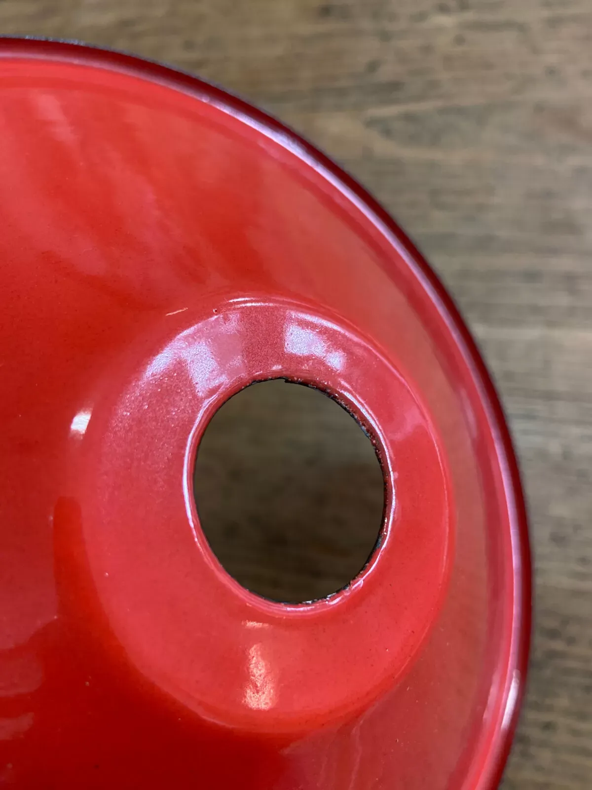 Illustration numéro 3 du produit Suspension en tôle émaillée rouge