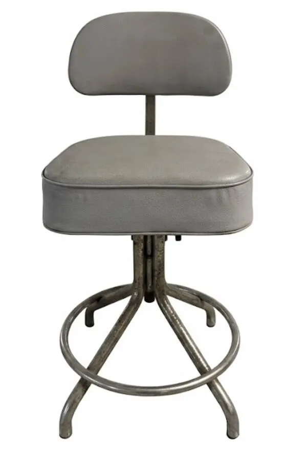 Illustration numéro 3 du produit Chaise d’atelier vintage réglable en métal patiné et skaï gris