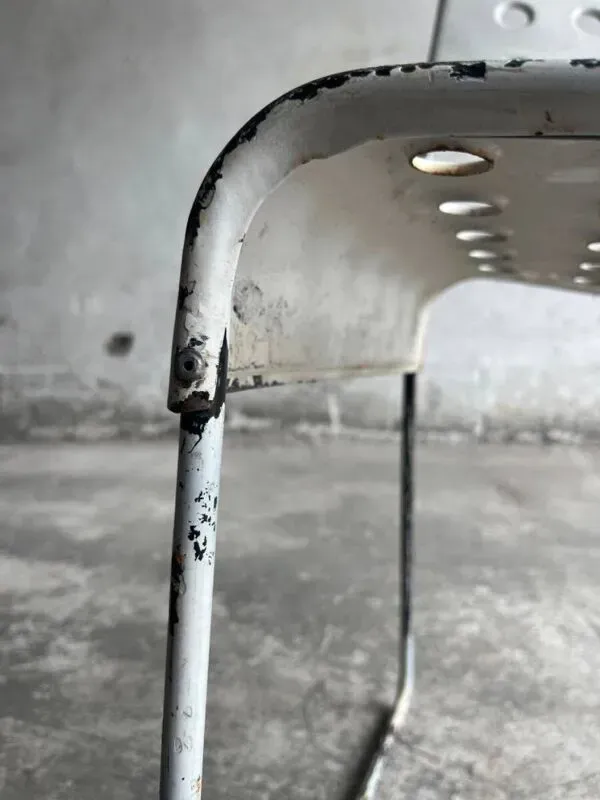 Illustration numéro 3 du produit Chaise Omstak en acier laqué blanc, conçue par Rodney Kinsman pour Bieffeplast (1971). Piètement traîneau industriel