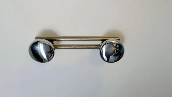 Illustration numéro 3 du produit Patère murale double en métal chromé, design vintage