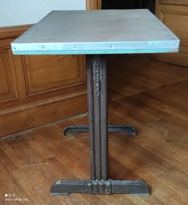 Illustration numéro 3 du produit Ancienne table de bistrot Fischel