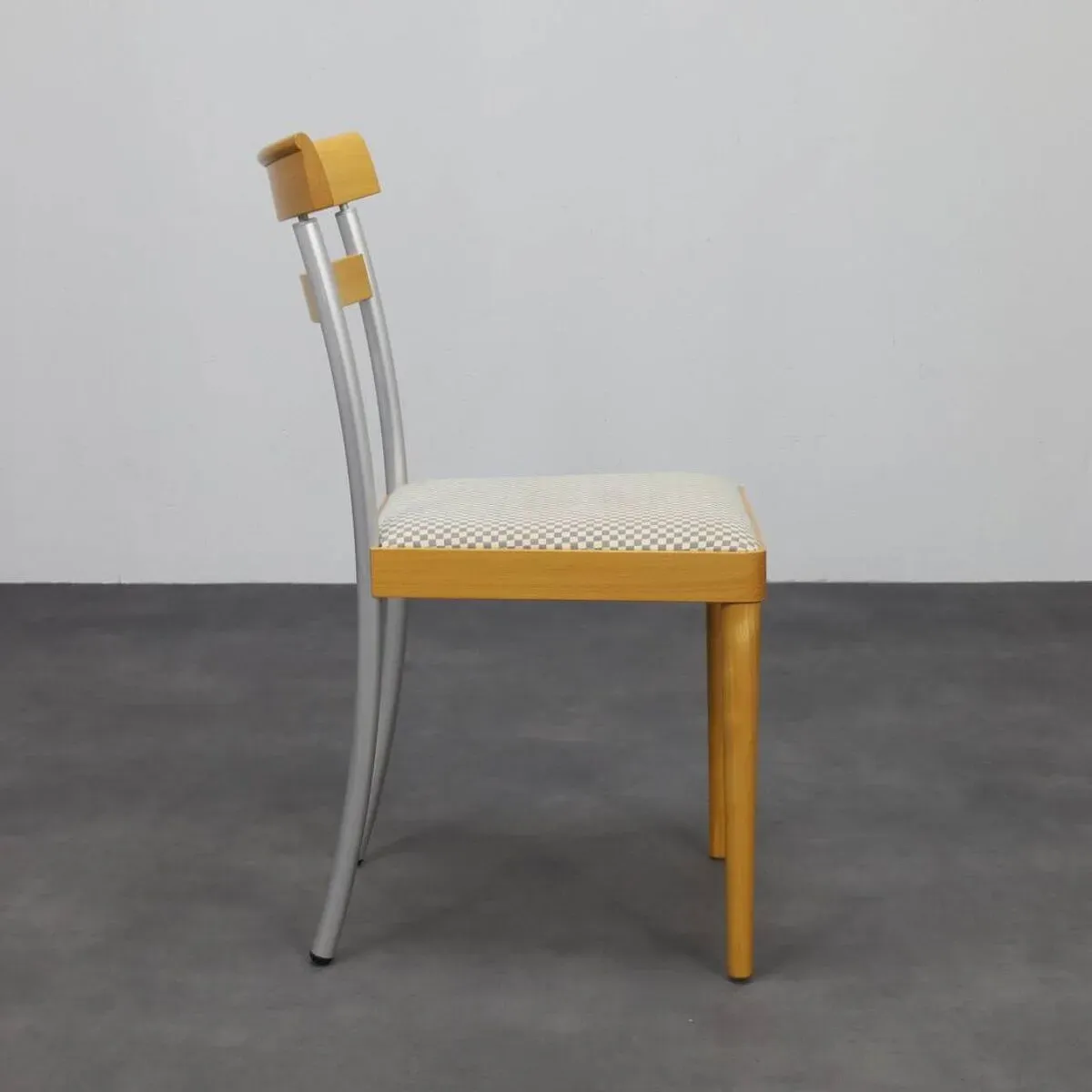 Illustration numéro 3 du produit 8 chaises de salle à manger postmodernes par Arco, années 1990