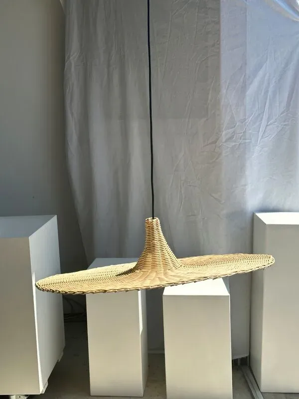 Illustration numéro 3 du produit Suspension, luminaire en rotin en forme chapeau D:80cm