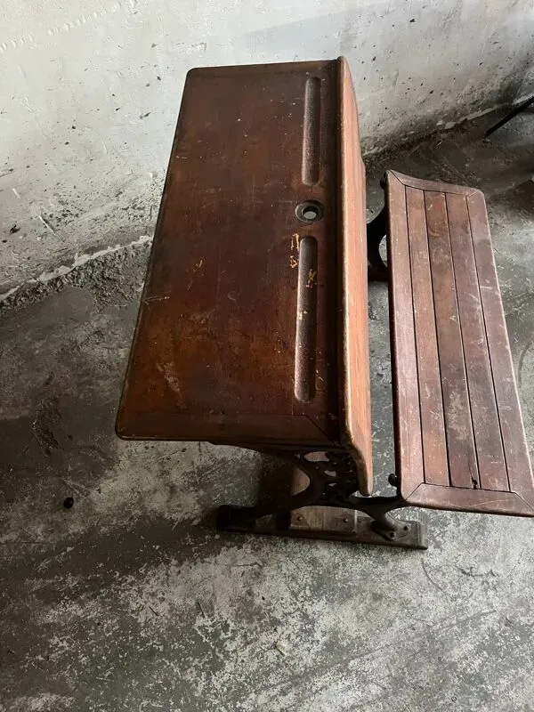 Illustration numéro 3 du produit Pupitre d'écolier double du début du XXe siècle en bois brun chaud avec cadre en fonte noire