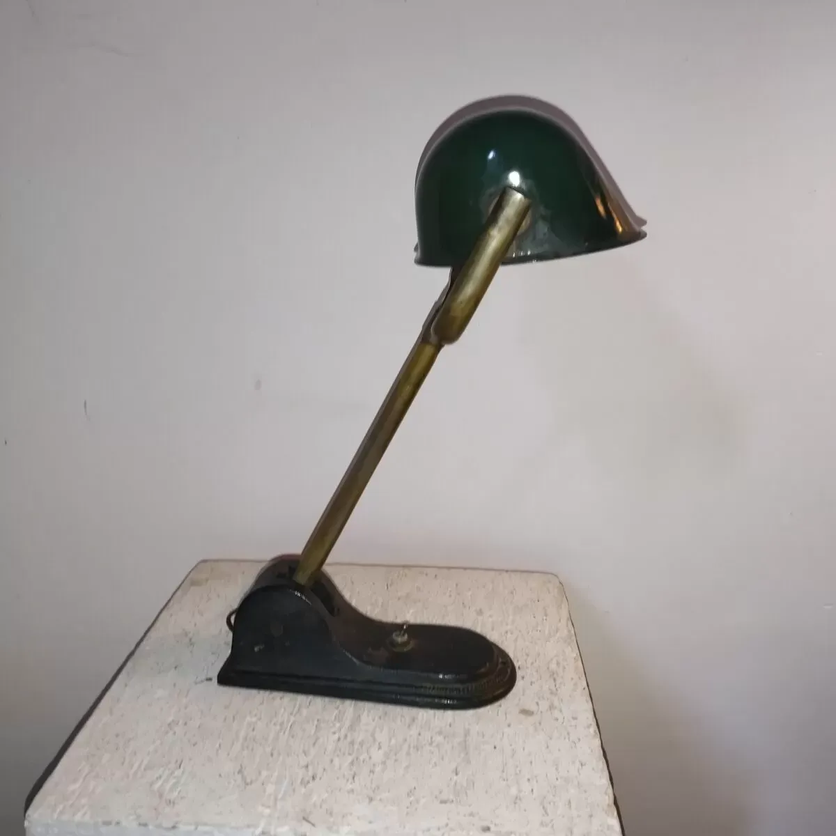 Illustration numéro 3 du produit Lampe de banquier ancienne fonte email