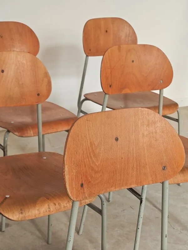 Illustration numéro 3 du produit Lot de 6 chaises d'école métal et bois
Ex Tchécoslovaquie 1960