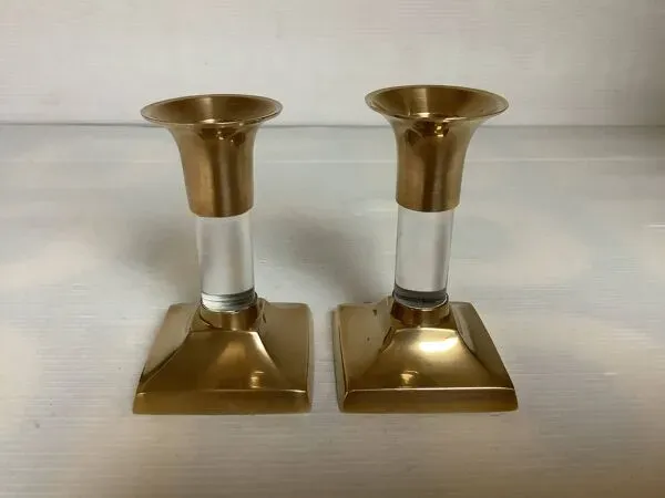 Illustration numéro 3 du produit Paire de petits bougeoirs en laiton et verre