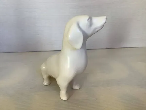 Illustration numéro 3 du produit Chien en céramique blanche