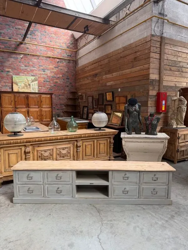 Illustration numéro 3 du produit Ancien meuble d’atelier transformé en meuble télé